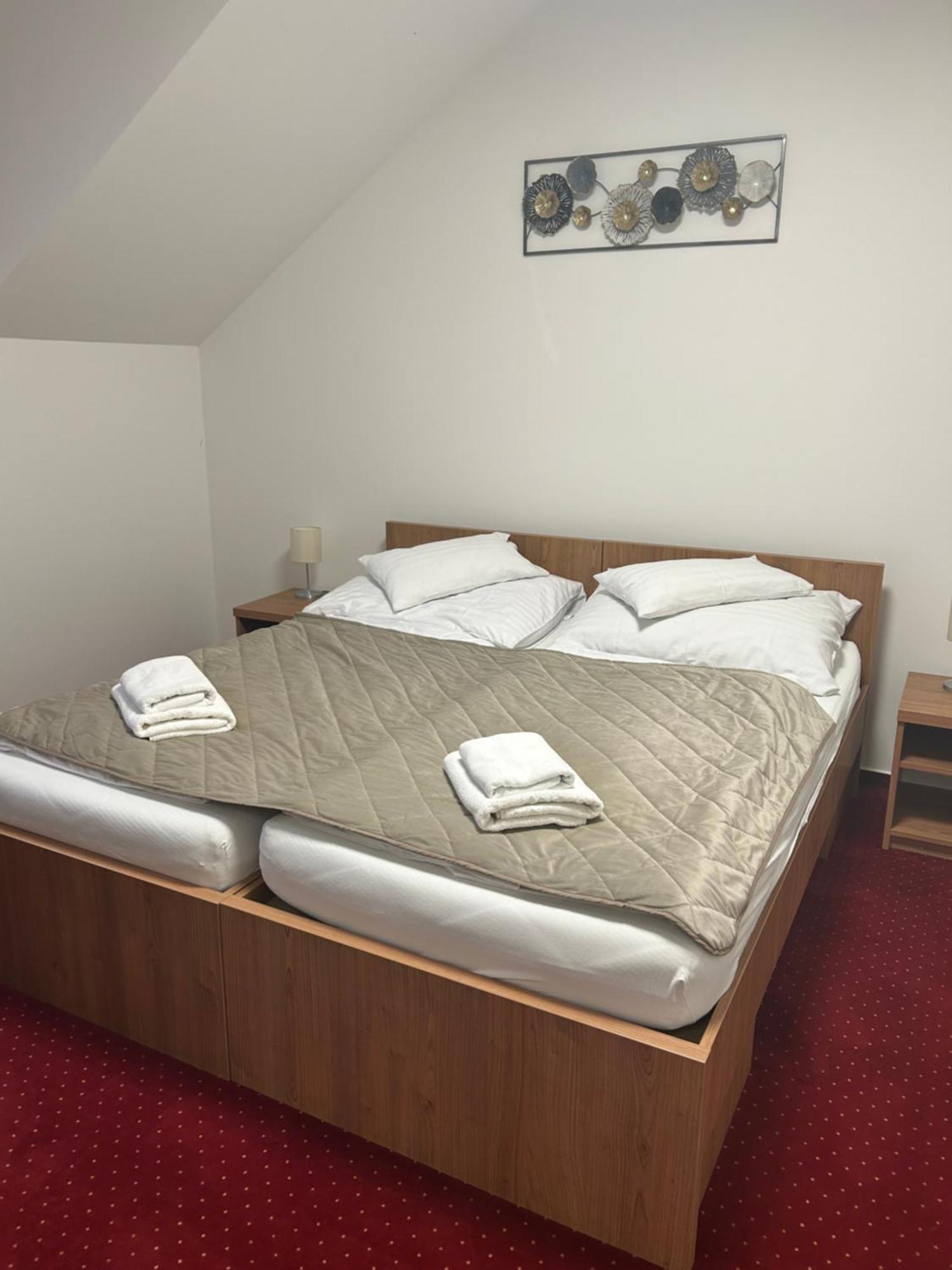 Hotel Evan U Hoffera ตอปอลชานี ภายนอก รูปภาพ