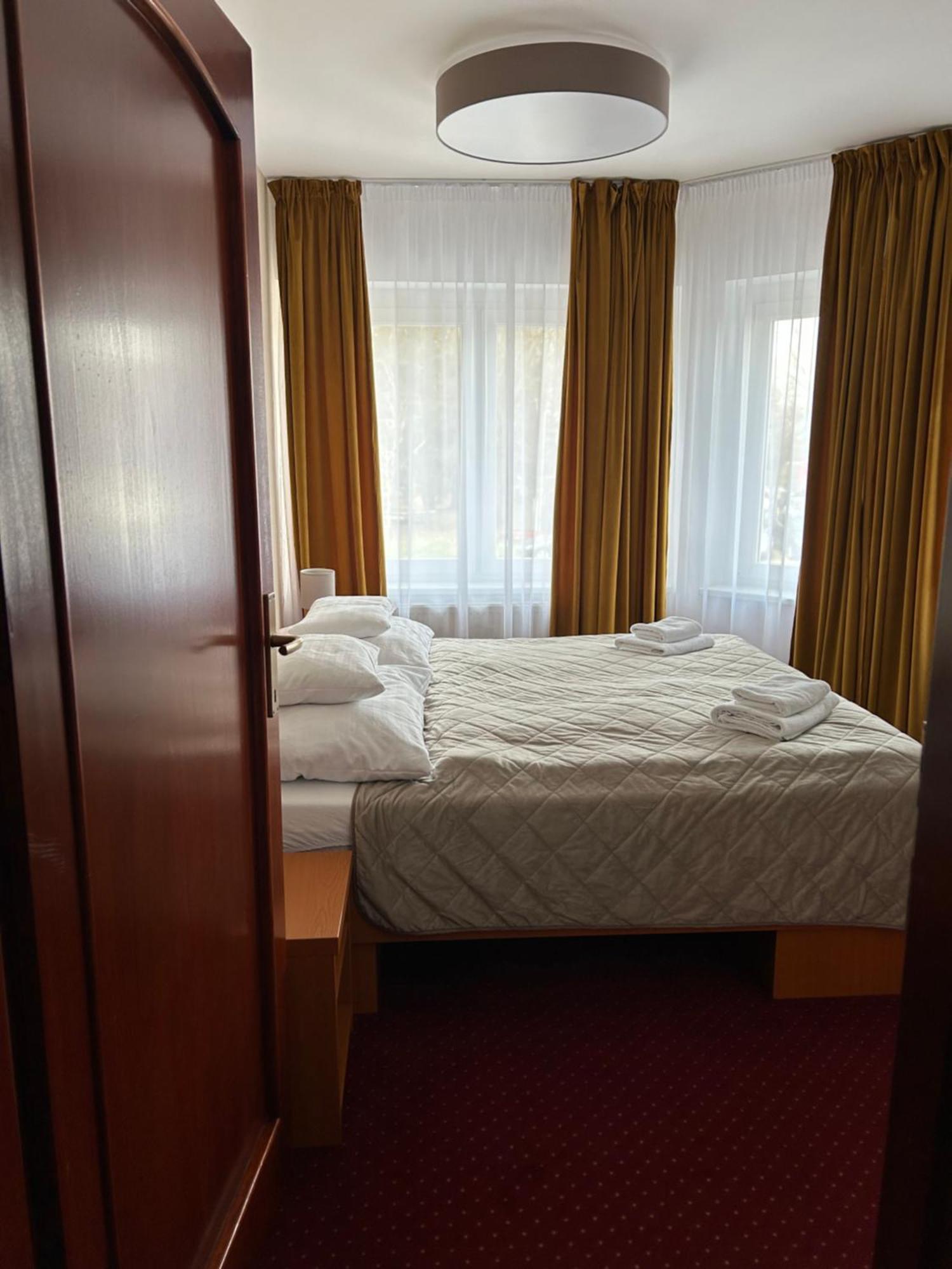 Hotel Evan U Hoffera ตอปอลชานี ภายนอก รูปภาพ